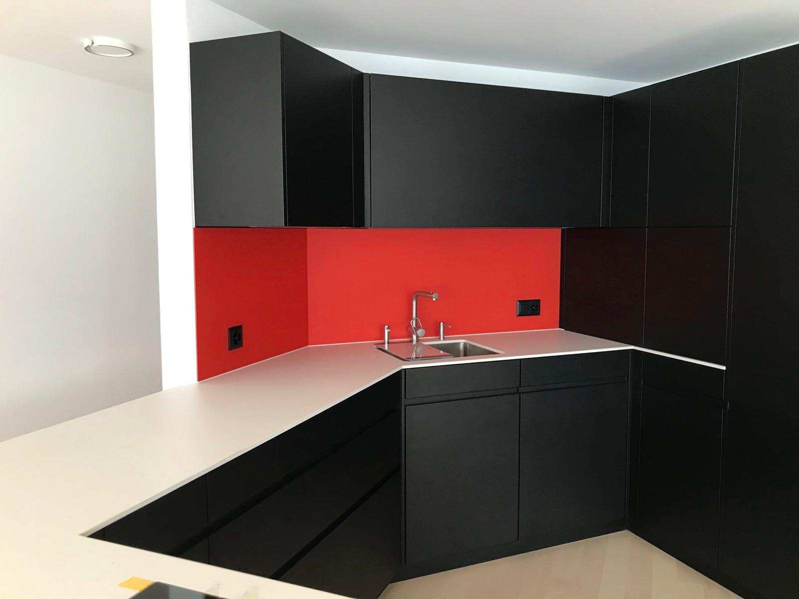 Küchenrückwand schwarz rot
